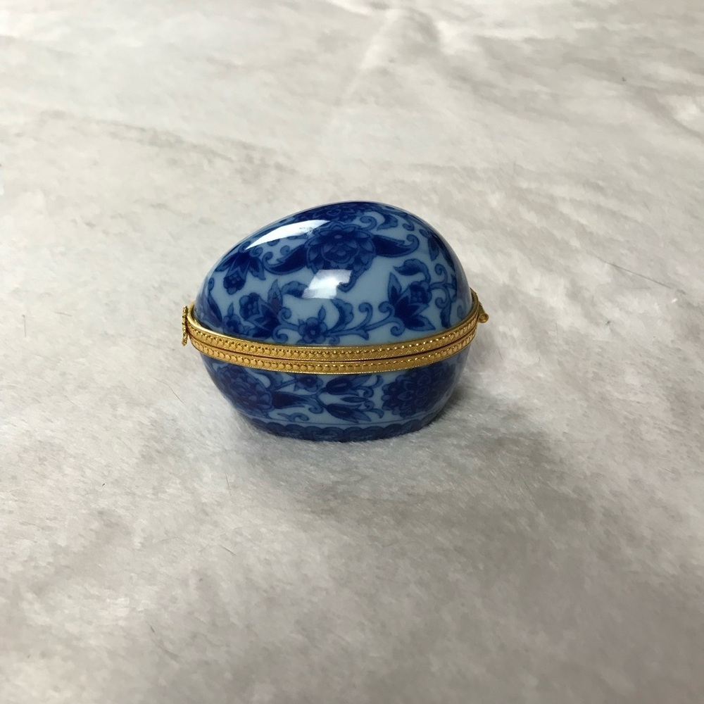 Designed By Shibata Japan Porcelain Hand Painted Egg Shaped Hinged Trinket Box - Picture 3 of 13
